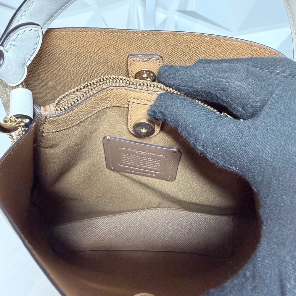 💲Coach Beige and Cream Signature Shoulder Bag - Picture 6 of 10